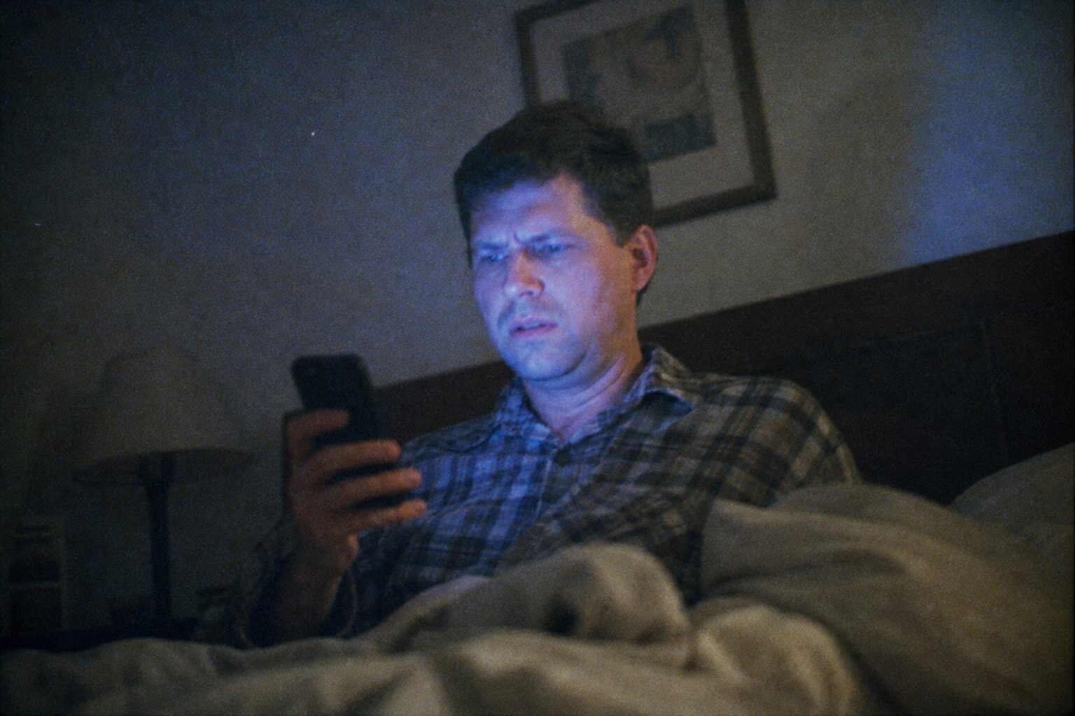 深夜のスマートフォンに届いた見知らぬコメント
