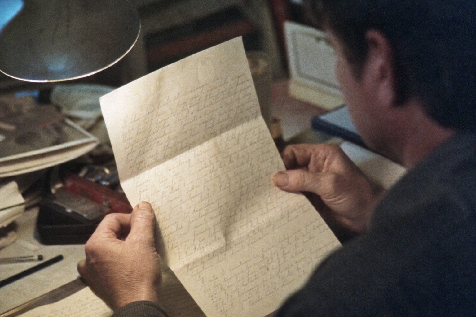 手書きで「私は臆病者だ」と綴られた便箋(フィクション)