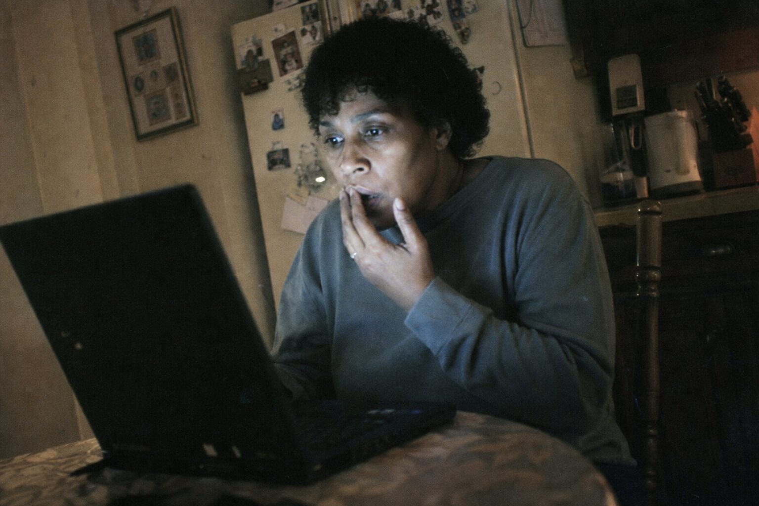 パソコンの画面を見つめ、返信メールを読む女性